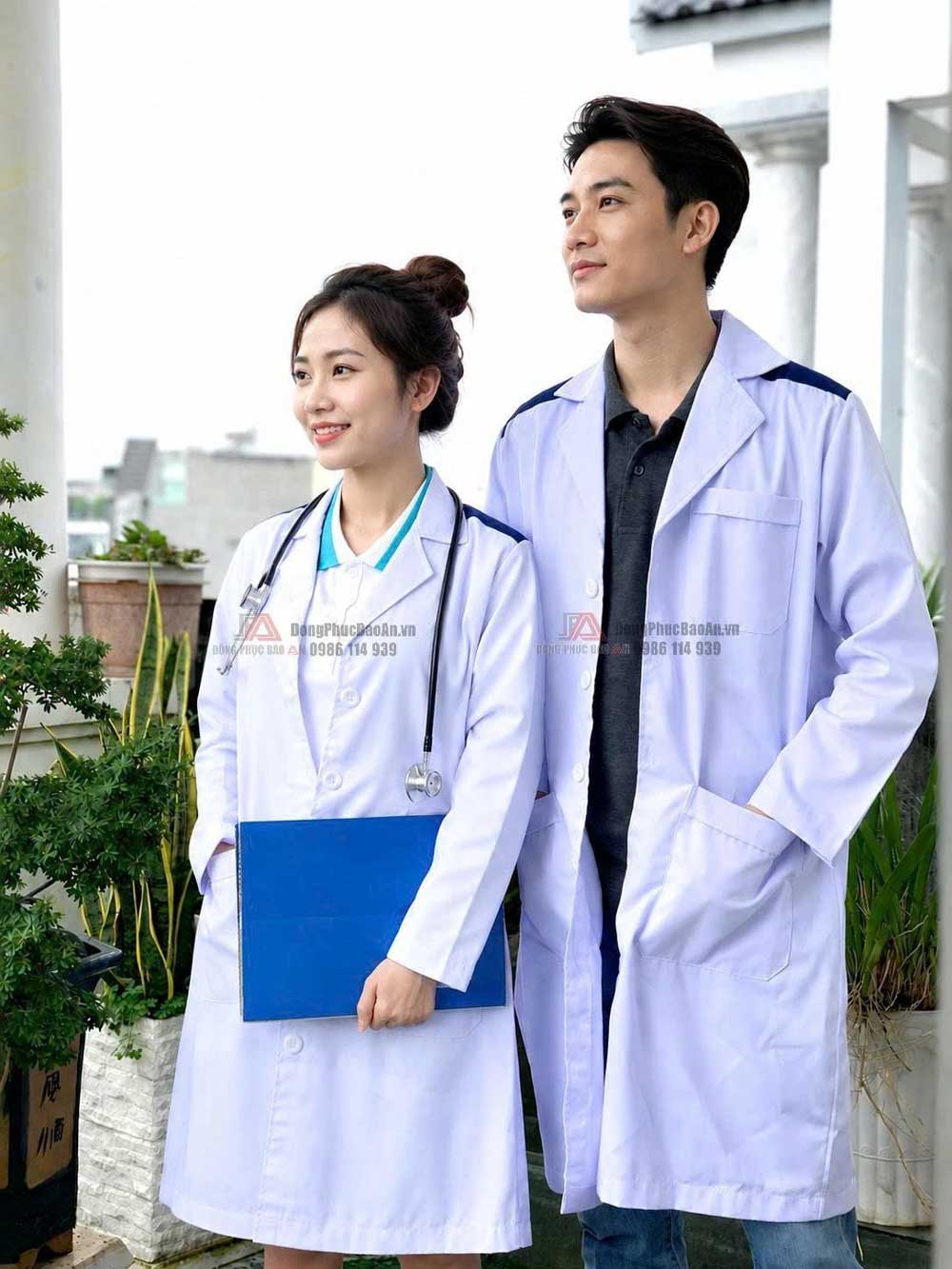005-dat-may-ao-blouse-sinh-vien-y-tphcm-may-theo-mau-truong-khoa-lop-in-theu-logo-so-luong-lon-02